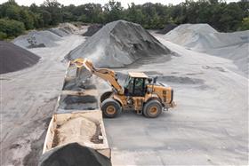 River Asphalt - Delmar: A CAT 966M feeds the plant with raw material. 